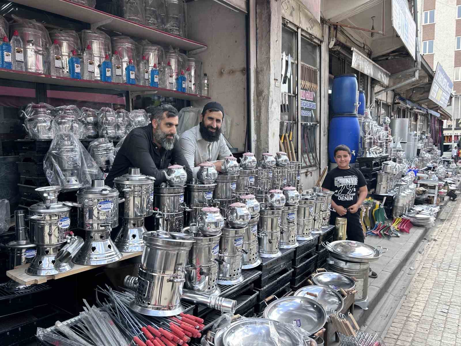 Kavurucu sıcaklar semaver ve mangal satışını artırdı 10 kavurucu sicaklar semaver ve mangal satisini artirdi 6 rdaFF5Dn