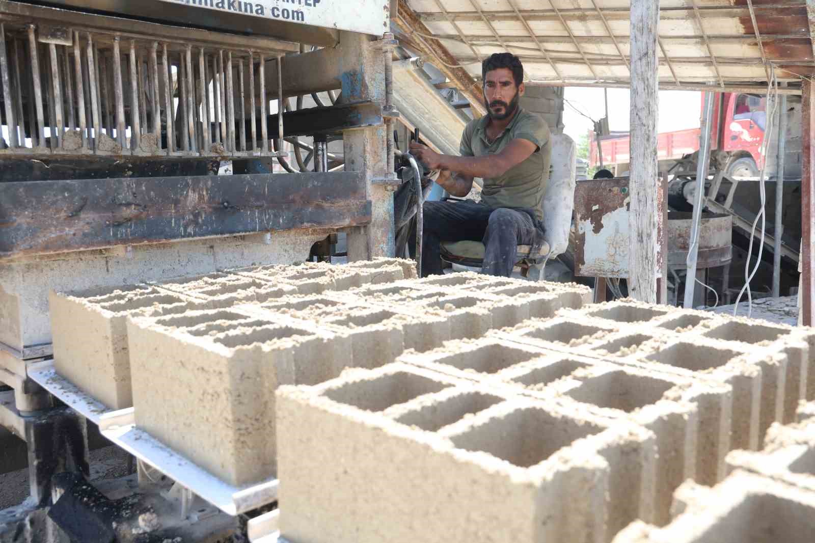 Kavurucu sıcakta birlikte mesai yapan ikiz kardeşler, günde 2 bin 500 briket üretip 5 kamyona yüklüyorlar 5 kavurucu sicakta birlikte mesai yapan ikiz kardesler gunde 2 bin 500 briket uretip 5