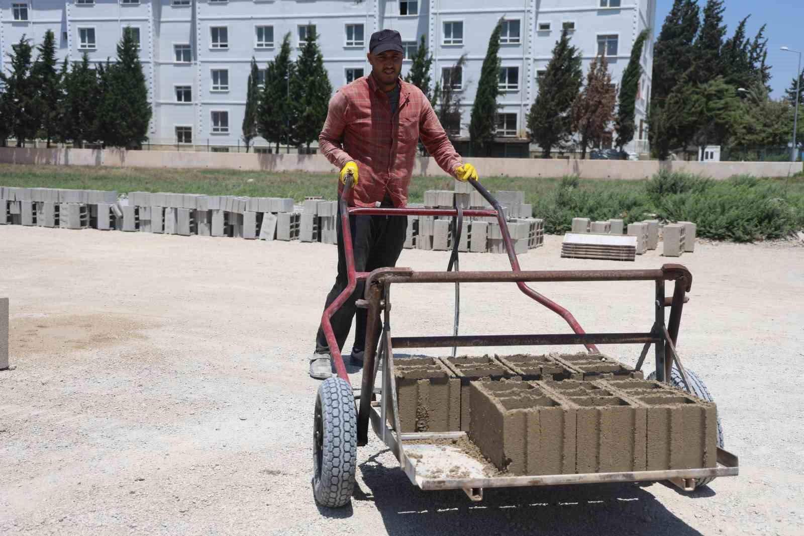 Kavurucu sıcakta birlikte mesai yapan ikiz kardeşler, günde 2 bin 500 briket üretip 5 kamyona yüklüyorlar 10 kavurucu sicakta birlikte mesai yapan ikiz kardesler gunde 2 bin 500 briket uretip 5 wcFDDCw8