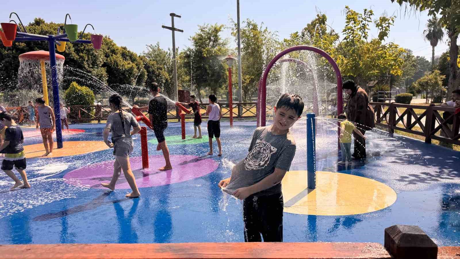Kavurucu sıcakta çocuklar su oyun parkına akın etti 4 kavurucu sicakta cocuklar su oyun parkina akin etti 0