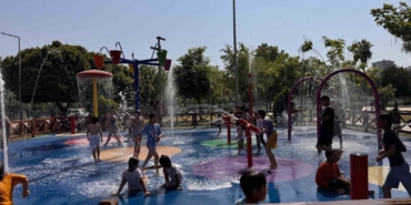 kavurucu-sicakta-cocuklar-su-oyun-parkina-akin-etti-Ues36POy.jpg