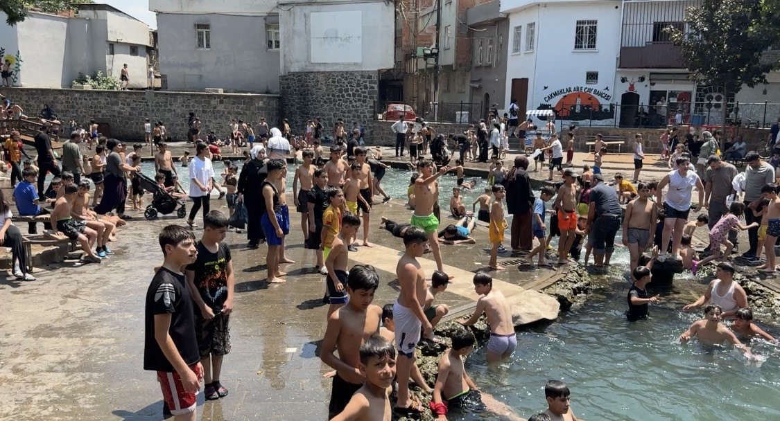 Kavurucu sıcaktan soluğu süs havuzunda aldılar 5 kavurucu sicaktan solugu sus havuzunda aldilar 1 2p36AdY9