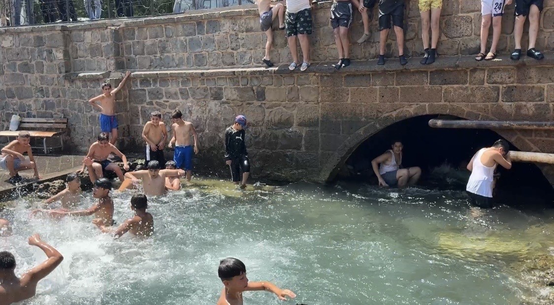 Kavurucu sıcaktan soluğu süs havuzunda aldılar 8 kavurucu sicaktan solugu sus havuzunda aldilar 4 Da8vRROj