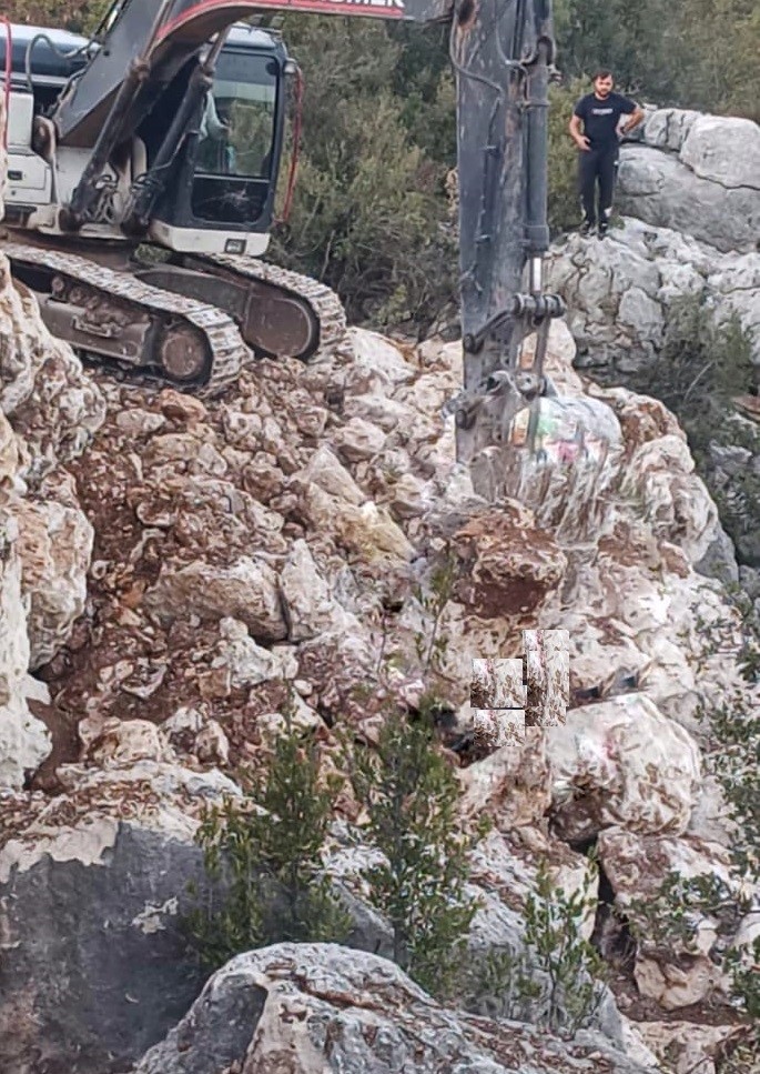 kaya duvar yikildi altinda kalan genc hayatini kaybetti 0 QIFNPFai