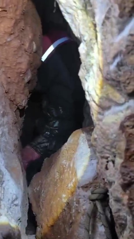 Kaya içerisindeki yarığa düşen 6 yavru köpek için film gibi kurtarma operasyonu 12 kaya icerisindeki yariga dusen 6 yavru kopek icin film gibi kurtarma operasyonu 8 UKUrJD4f