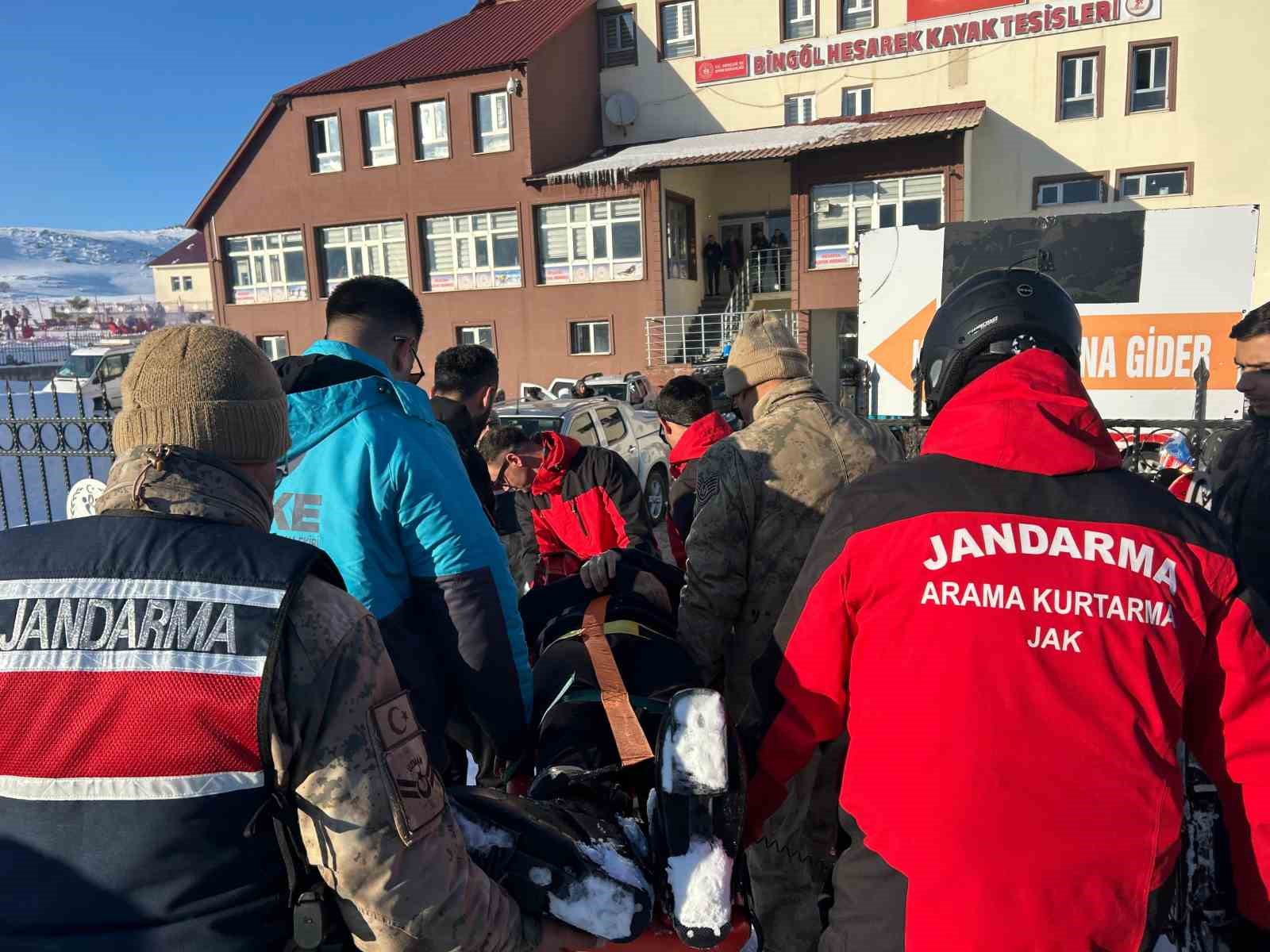 kayak merkezinde duserek yaralanan sahsin yardimina jak ve umke yetisti 0 niwjVBVd