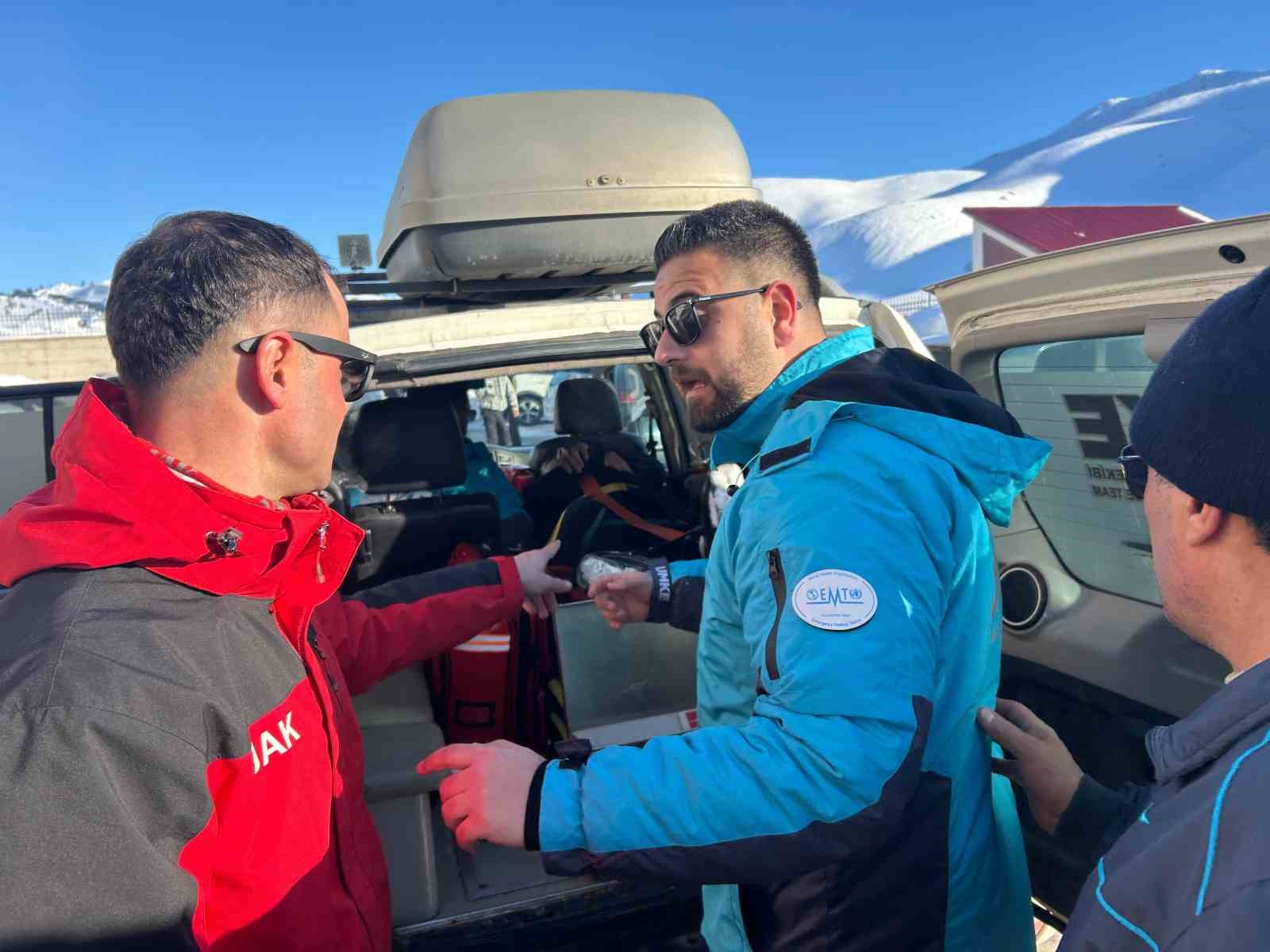 kayak merkezinde duserek yaralanan sahsin yardimina jak ve umke yetisti 1 ALjsrU6j