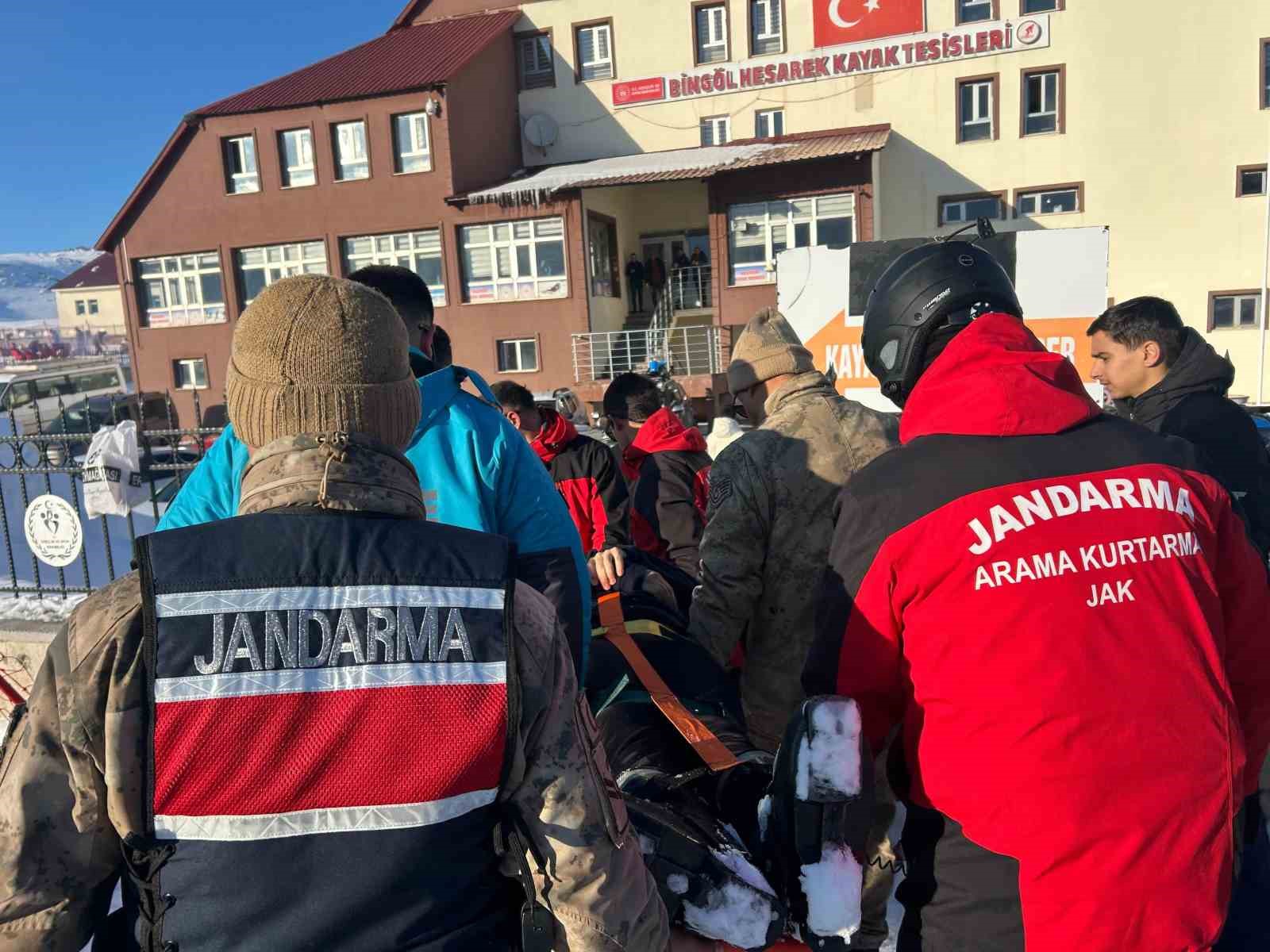 kayak merkezinde duserek yaralanan sahsin yardimina jak ve umke yetisti 2