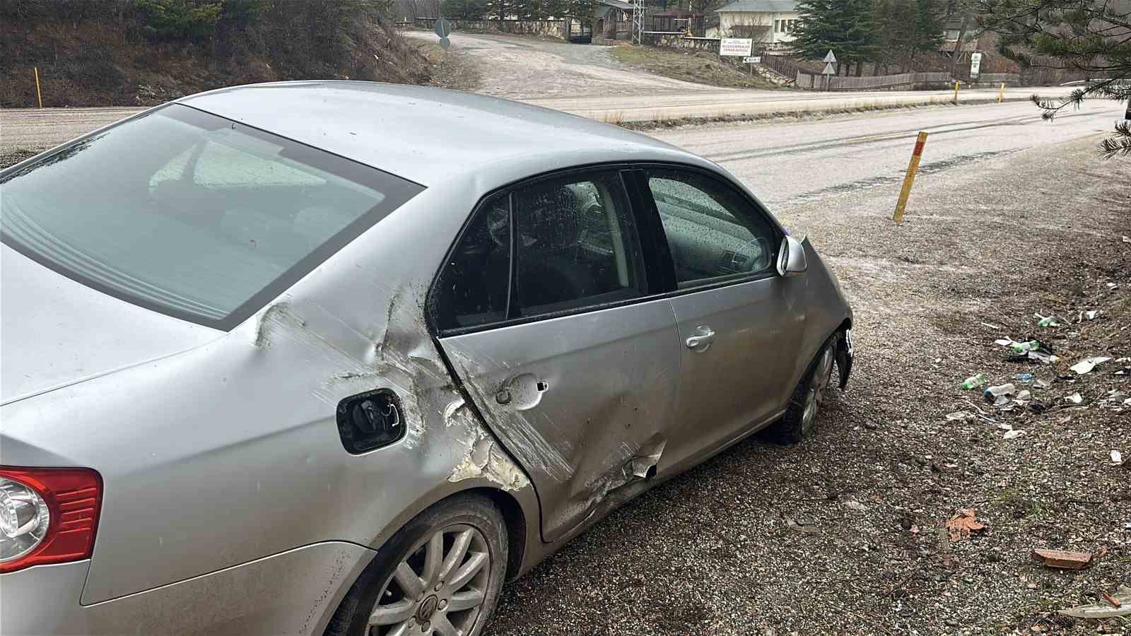 kayak merkezine gitmek icin yola cikan aile kaza yapti 3 yarali 1 UdrGFLIK