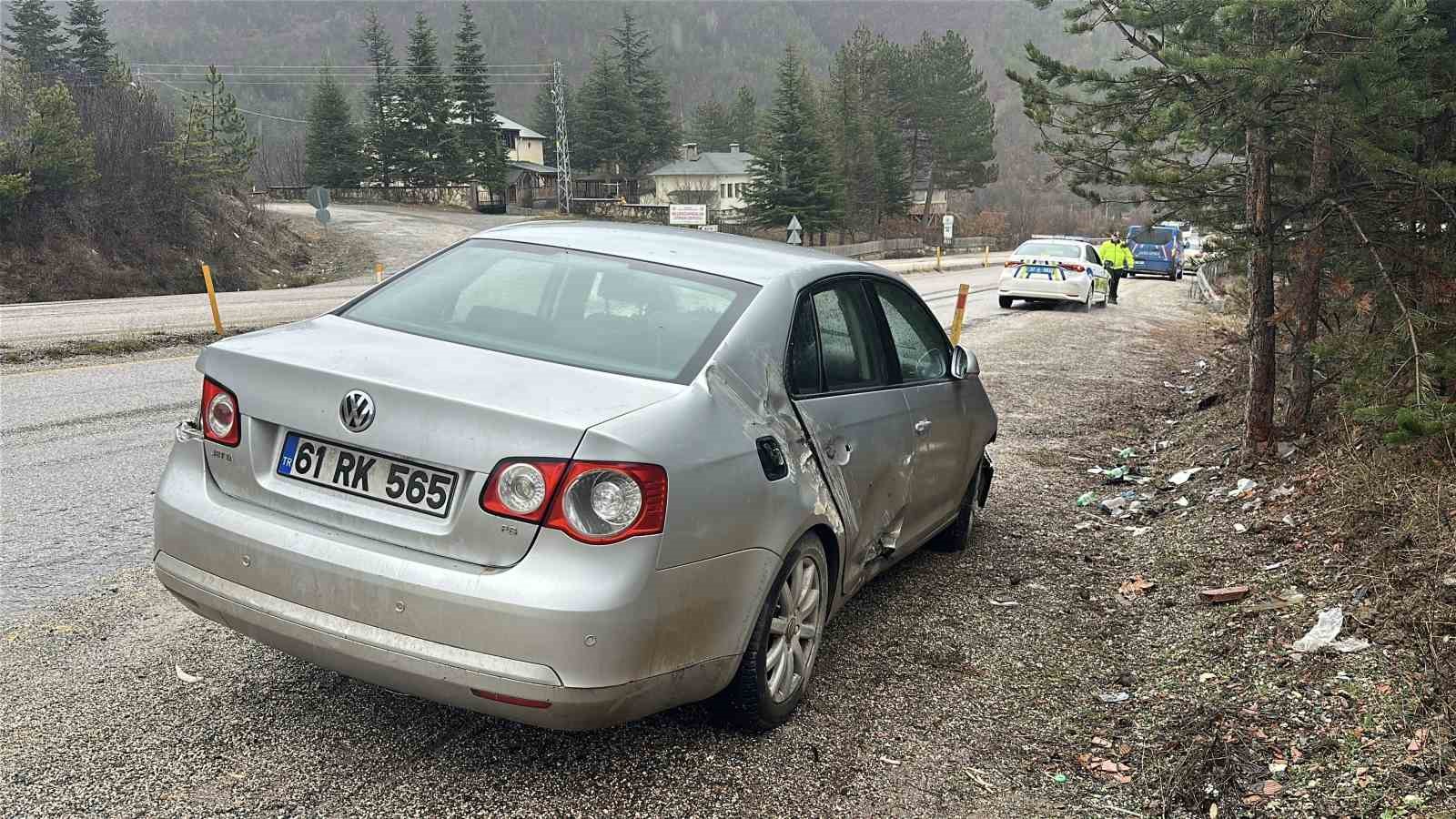 kayak merkezine gitmek icin yola cikan aile kaza yapti 3 yarali 3 U66PbZk6