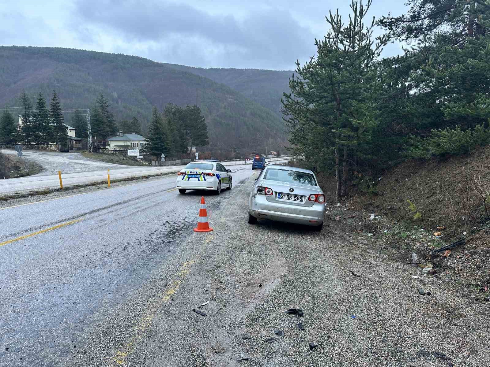 kayak merkezine gitmek icin yola cikan aile kaza yapti 3 yarali 4 X6qCyWaa