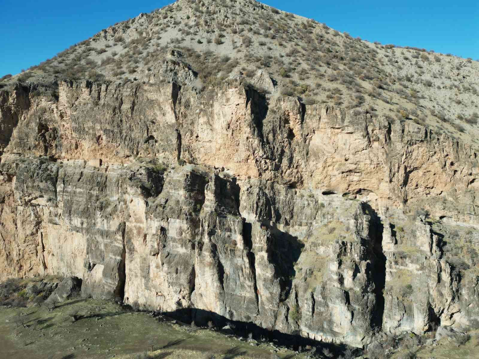 kayalarin ortasindaki manastir gorenleri hayrete dusuruyor yuzlerce yillik yapi dron ile goruntulendi 0 TiwMQhL3