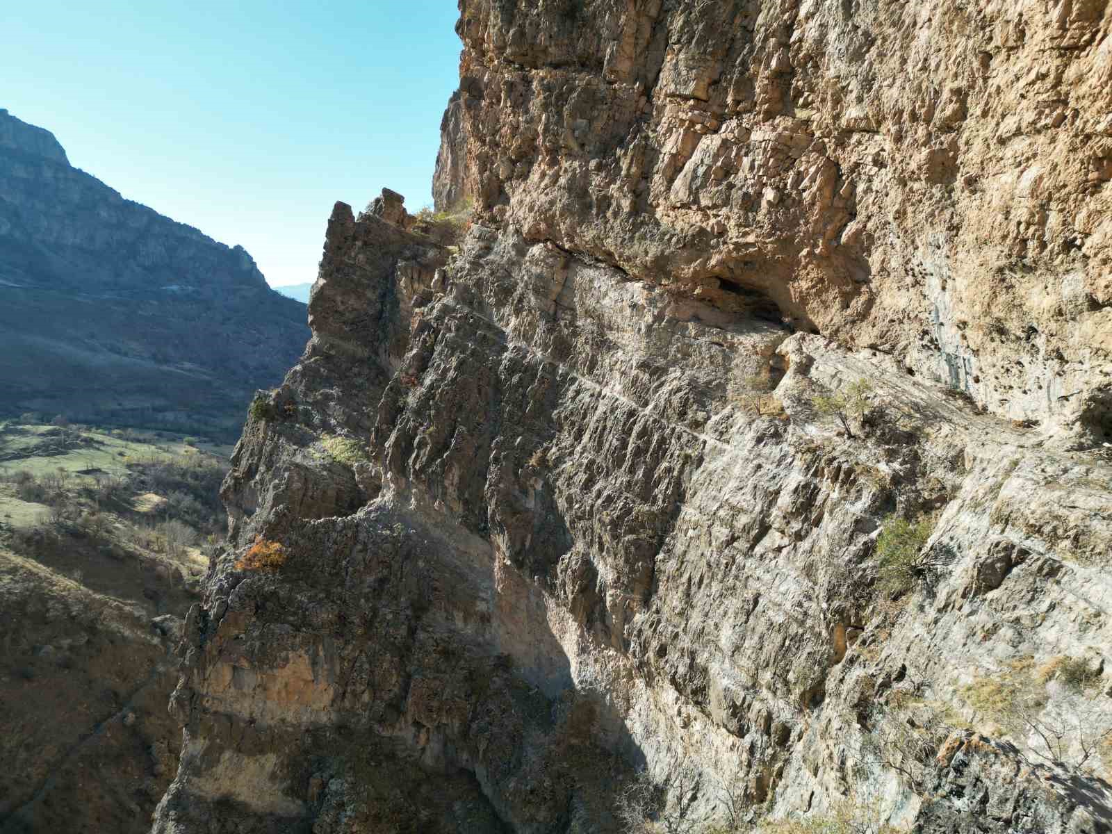 kayalarin ortasindaki manastir gorenleri hayrete dusuruyor yuzlerce yillik yapi dron ile goruntulendi 1