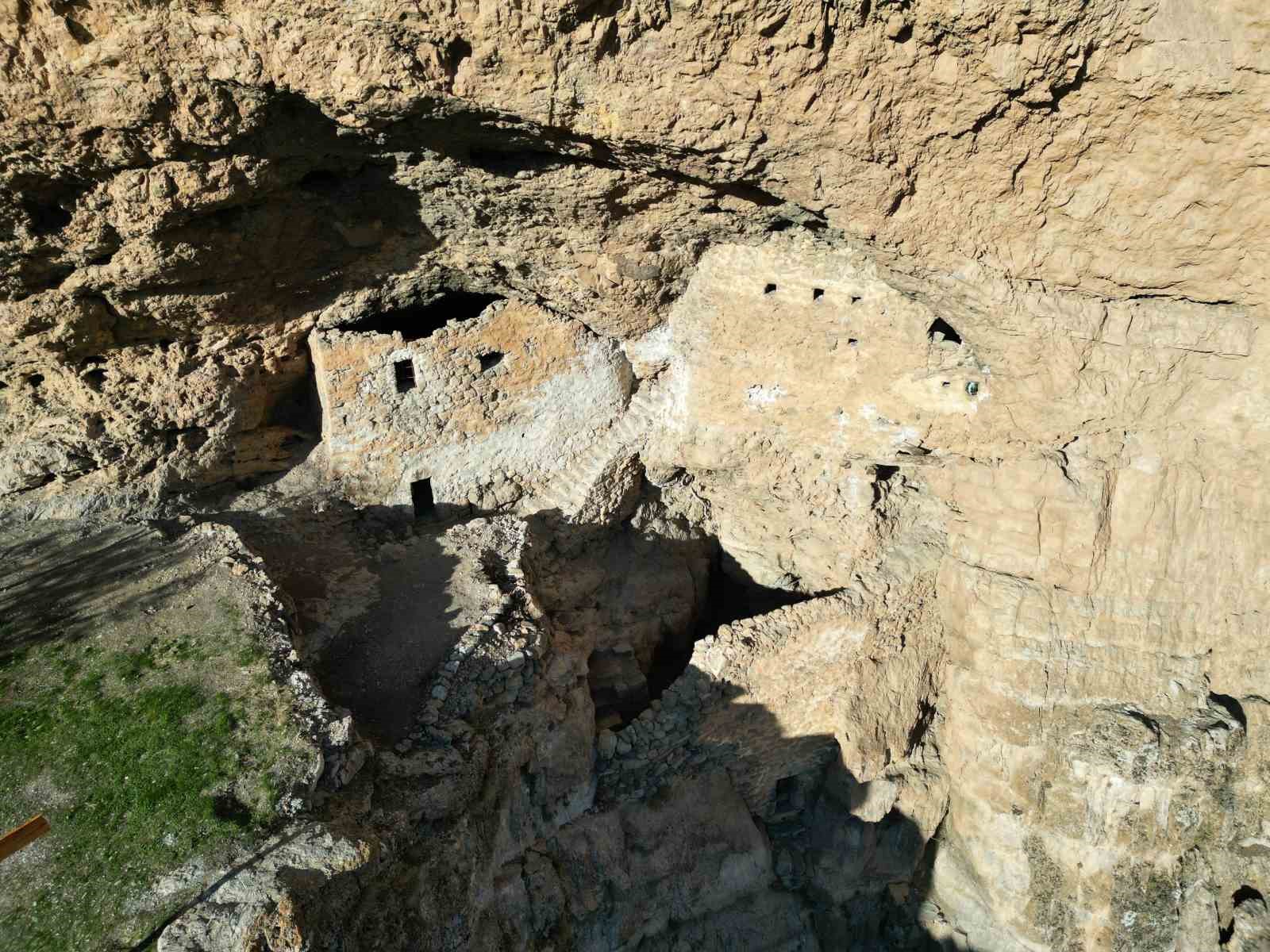 kayalarin ortasindaki manastir gorenleri hayrete dusuruyor yuzlerce yillik yapi dron ile goruntulendi 2 Jm5lXthj