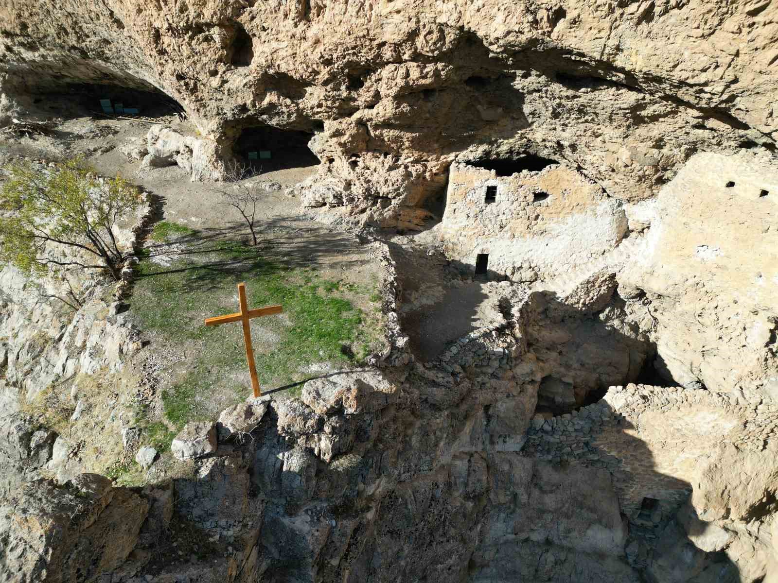kayalarin ortasindaki manastir gorenleri hayrete dusuruyor yuzlerce yillik yapi dron ile goruntulendi 3 DKUFTrnT