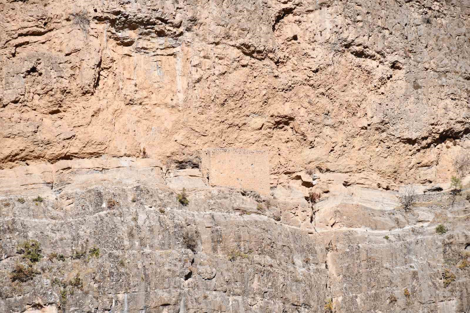 kayalarin ortasindaki manastir gorenleri hayrete dusuruyor yuzlerce yillik yapi dron ile goruntulendi 4