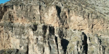 kayalarin-ortasindaki-manastir-gorenleri-hayrete-dusuruyor-yuzlerce-yillik-yapi-dron-ile-goruntulendi-v49UeAIA.jpg