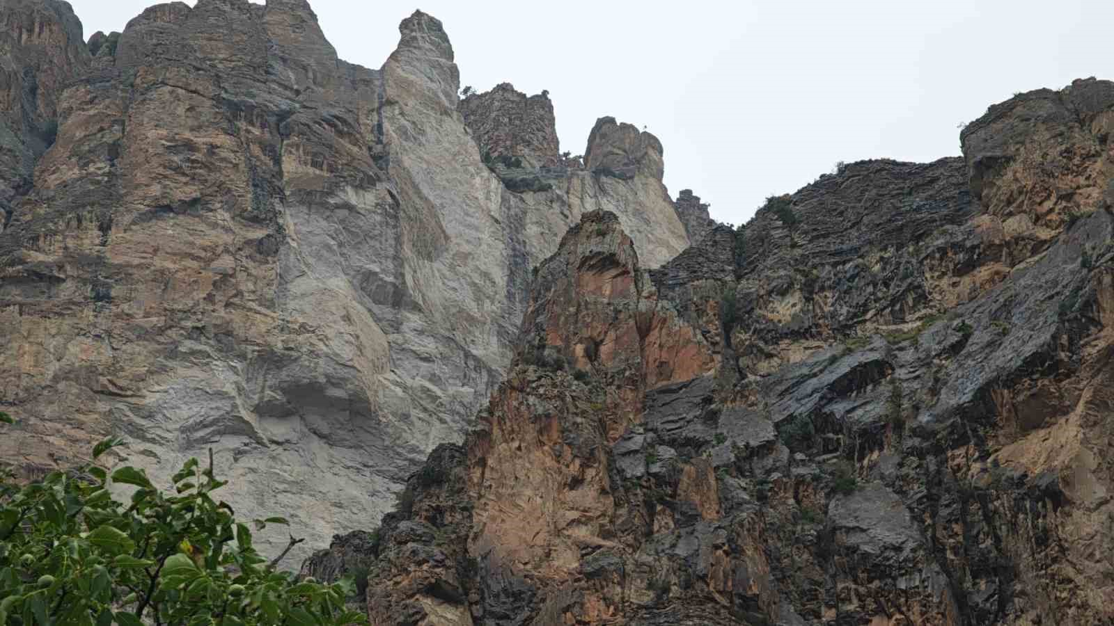 Kayalık alanda mahsur kalan genç, AFAD’ın 2 saatlik operasyonuyla kurtarıldı 5 kayalik alanda mahsur kalan genc afadin 2 saatlik operasyonuyla kurtarildi 1 T5ilIKQL
