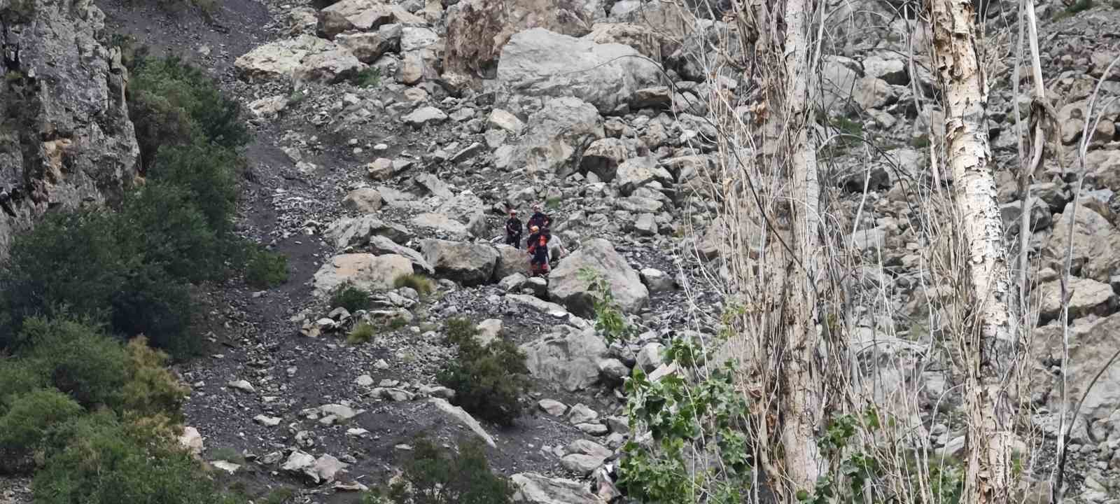 Kayalık alanda mahsur kalan genç, AFAD’ın 2 saatlik operasyonuyla kurtarıldı 7 kayalik alanda mahsur kalan genc afadin 2 saatlik operasyonuyla kurtarildi 3