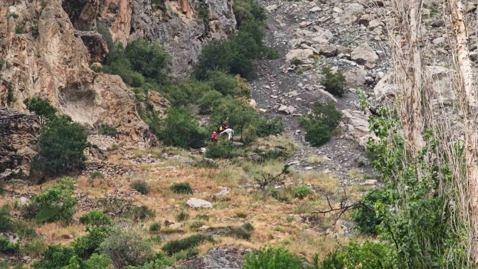 Kayalık alanda mahsur kalan genç, AFAD’ın 2 saatlik operasyonuyla kurtarıldı 8 kayalik alanda mahsur kalan genc afadin 2 saatlik operasyonuyla kurtarildi 4 k8177CGz