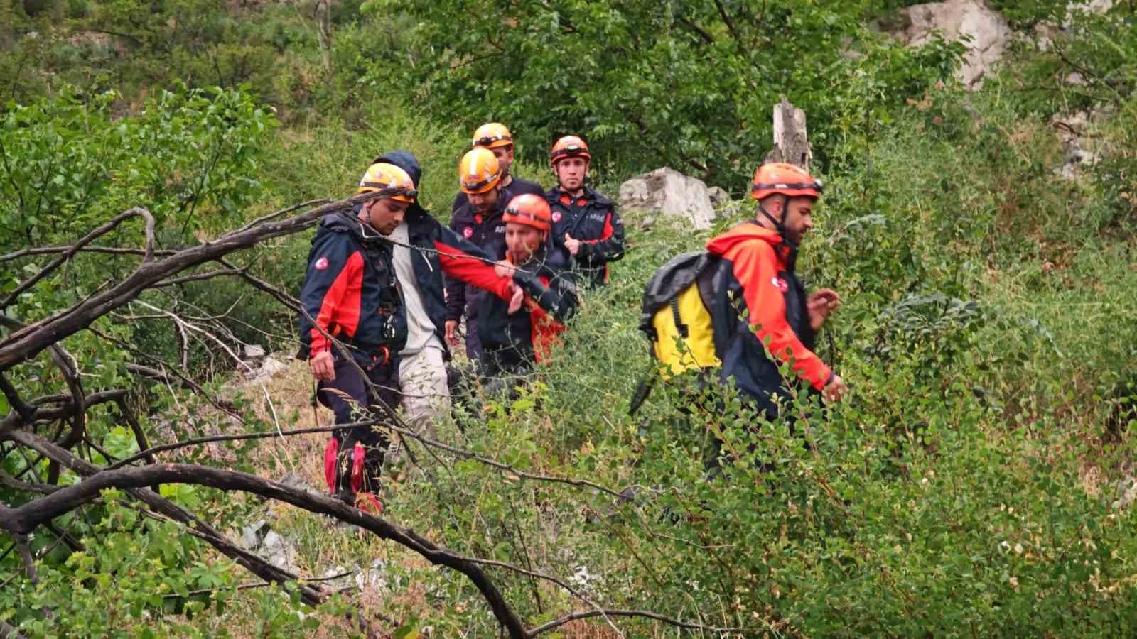 Kayalık alanda mahsur kalan genç, AFAD’ın 2 saatlik operasyonuyla kurtarıldı 9 kayalik alanda mahsur kalan genc afadin 2 saatlik operasyonuyla kurtarildi 5 gAAIelHa