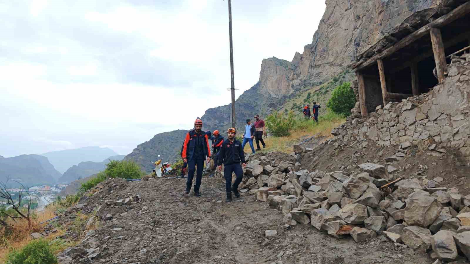 Kayalık alanda mahsur kalan genç, AFAD’ın 2 saatlik operasyonuyla kurtarıldı 10 kayalik alanda mahsur kalan genc afadin 2 saatlik operasyonuyla kurtarildi 6 NGYOVDcl