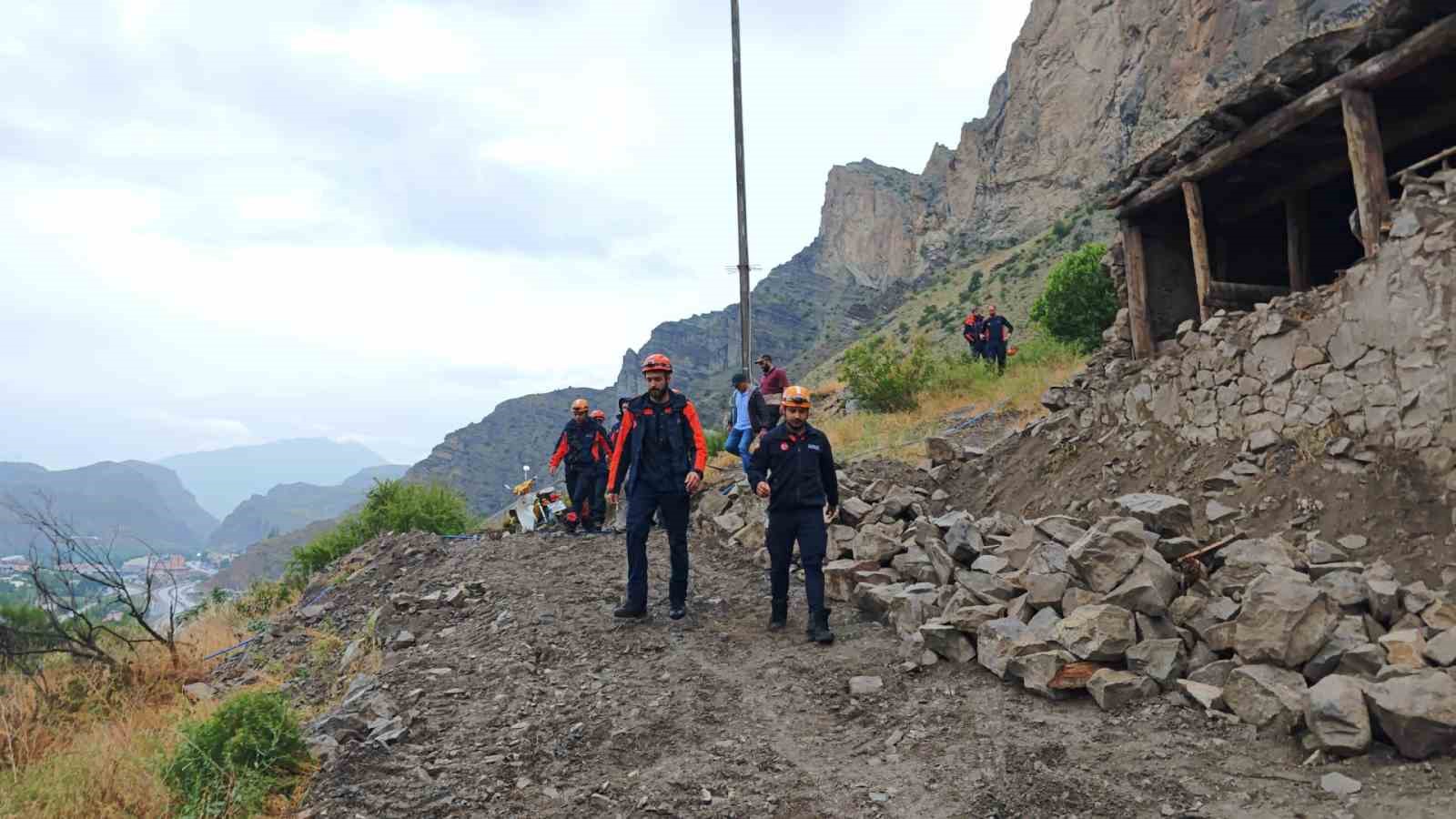 Kayalık alanda mahsur kalan genç, AFAD’ın 2 saatlik operasyonuyla kurtarıldı 11 kayalik alanda mahsur kalan genc afadin 2 saatlik operasyonuyla kurtarildi 7 iGy4fwTj