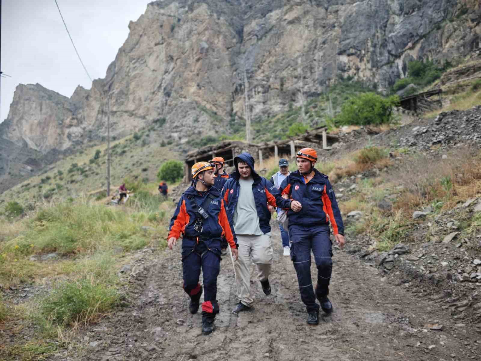 Kayalık alanda mahsur kalan genç, AFAD’ın 2 saatlik operasyonuyla kurtarıldı 12 kayalik alanda mahsur kalan genc afadin 2 saatlik operasyonuyla kurtarildi 8 FfGct3sp