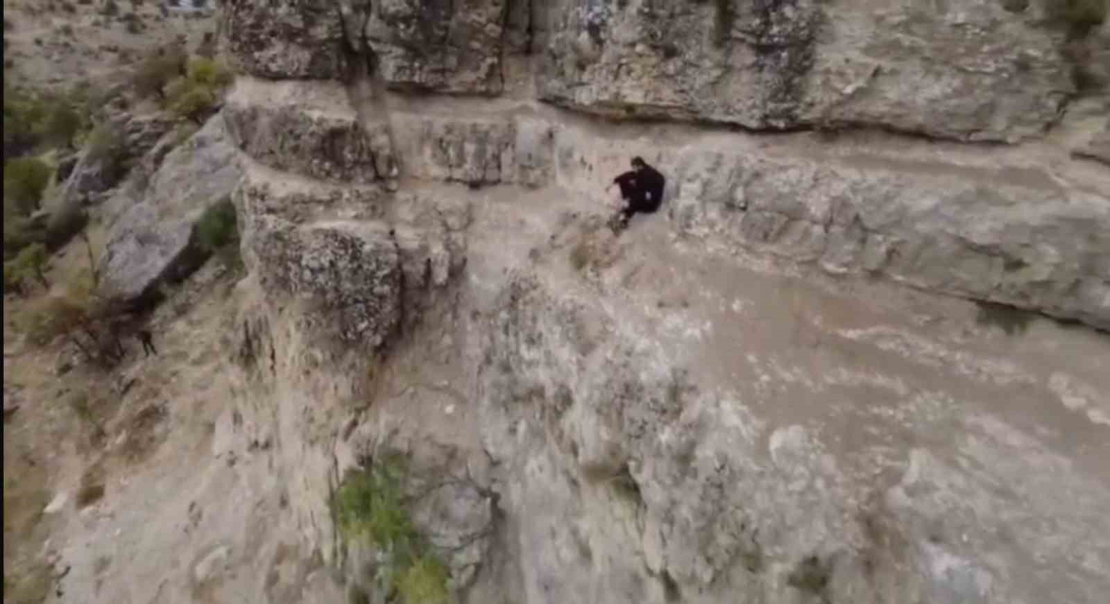 kayaliklarda mahsur kalan sahis afad ekiplerince kurtarildi 3 gqZO7mAW