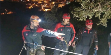 kayaliklarda-mahsur-kalan-sahis-afad-ekiplerince-kurtarildi-LNKz22ta.jpg