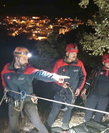 kayaliklarda-mahsur-kalan-sahis-afad-ekiplerince-kurtarildi-LNKz22ta.jpg