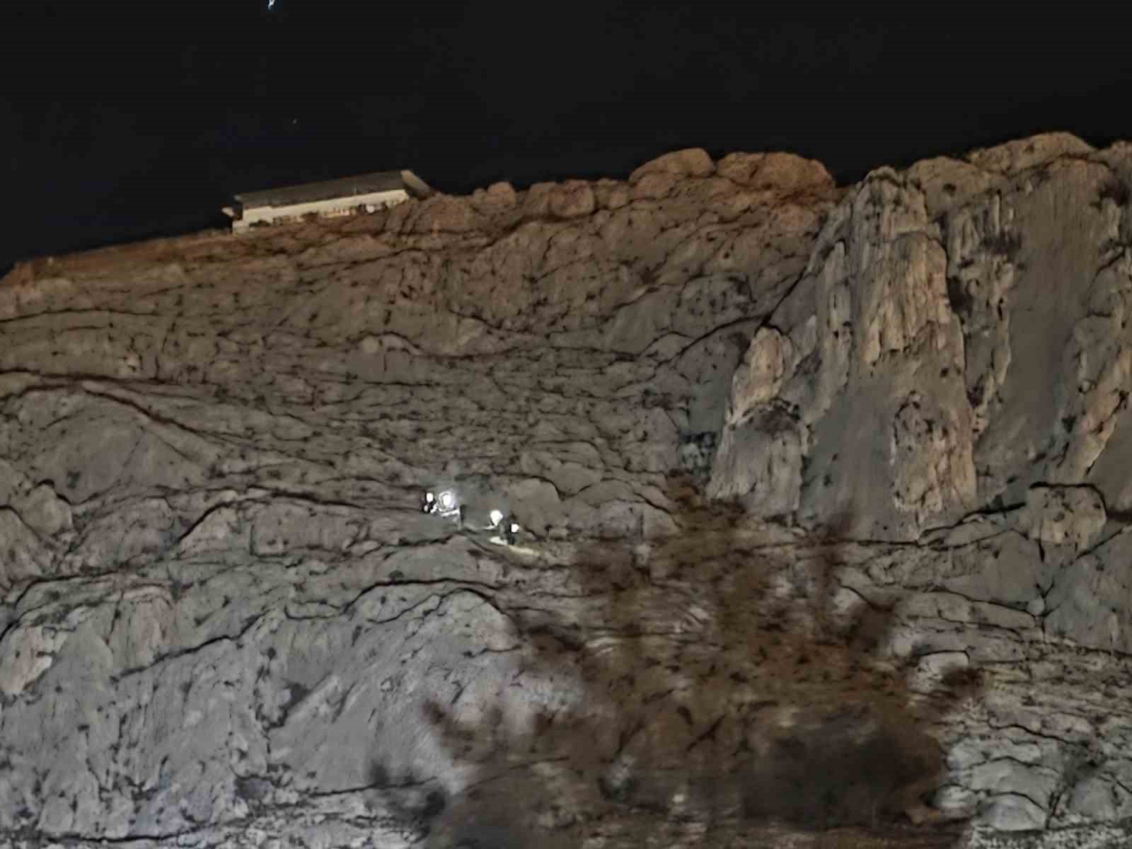 kayaliklardan atlayan cezaevi firarisi kurtarildi 0 Vc8HkN3v