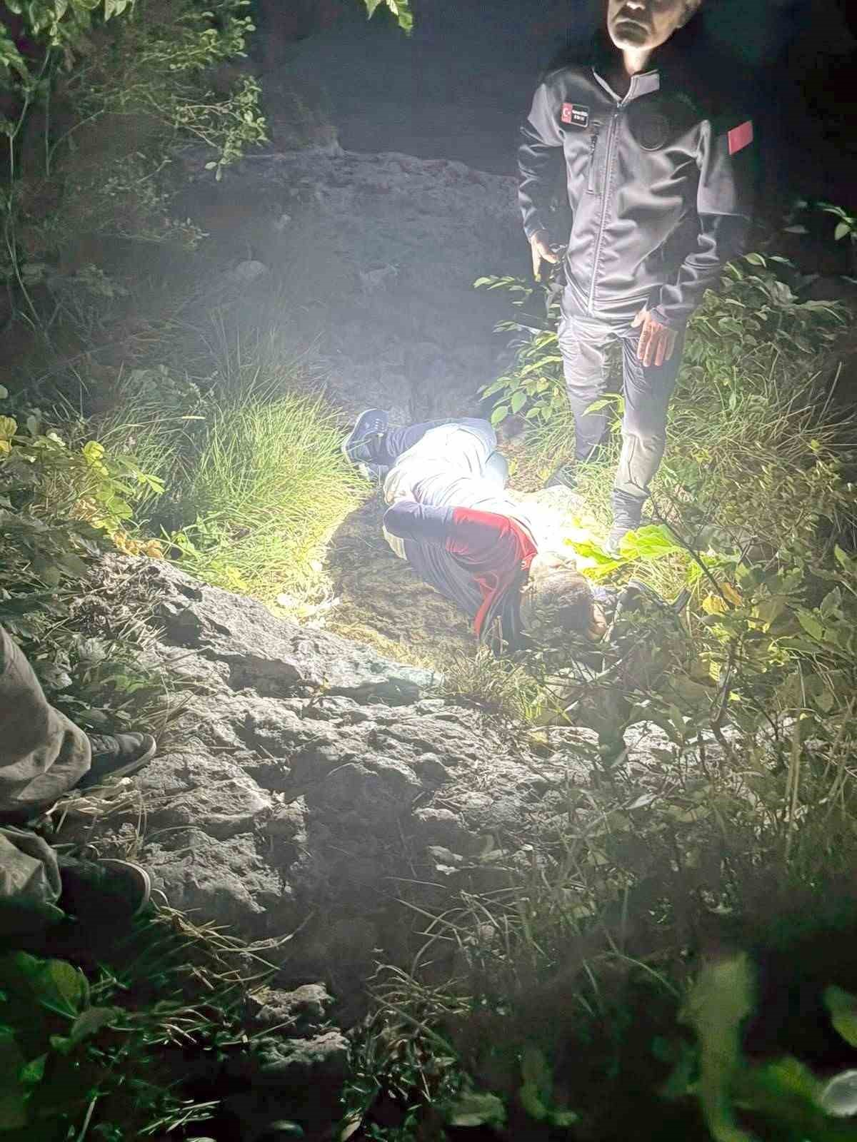 kayaliklardan dusen amator balikciyi afad ve itfaiye ekipleri kurtardi 0 aWmUYlCv
