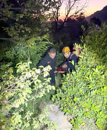 kayaliklardan-dusen-amator-balikciyi-afad-ve-itfaiye-ekipleri-kurtardi-aOBFcgkM.jpg