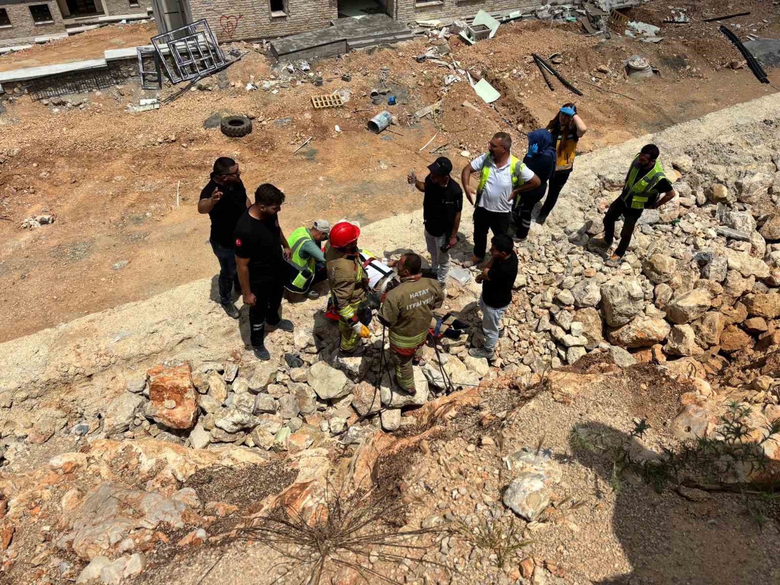 Kayalıklardan düşen işçi yaralandı 6 kayaliklardan dusen isci yaralandi 2 vXfsrJjh