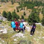 kayaliklardan-dusen-sahis-ambulans-helikopterle-hastaneye-sevk-edildi-EEq5pkKe.jpg