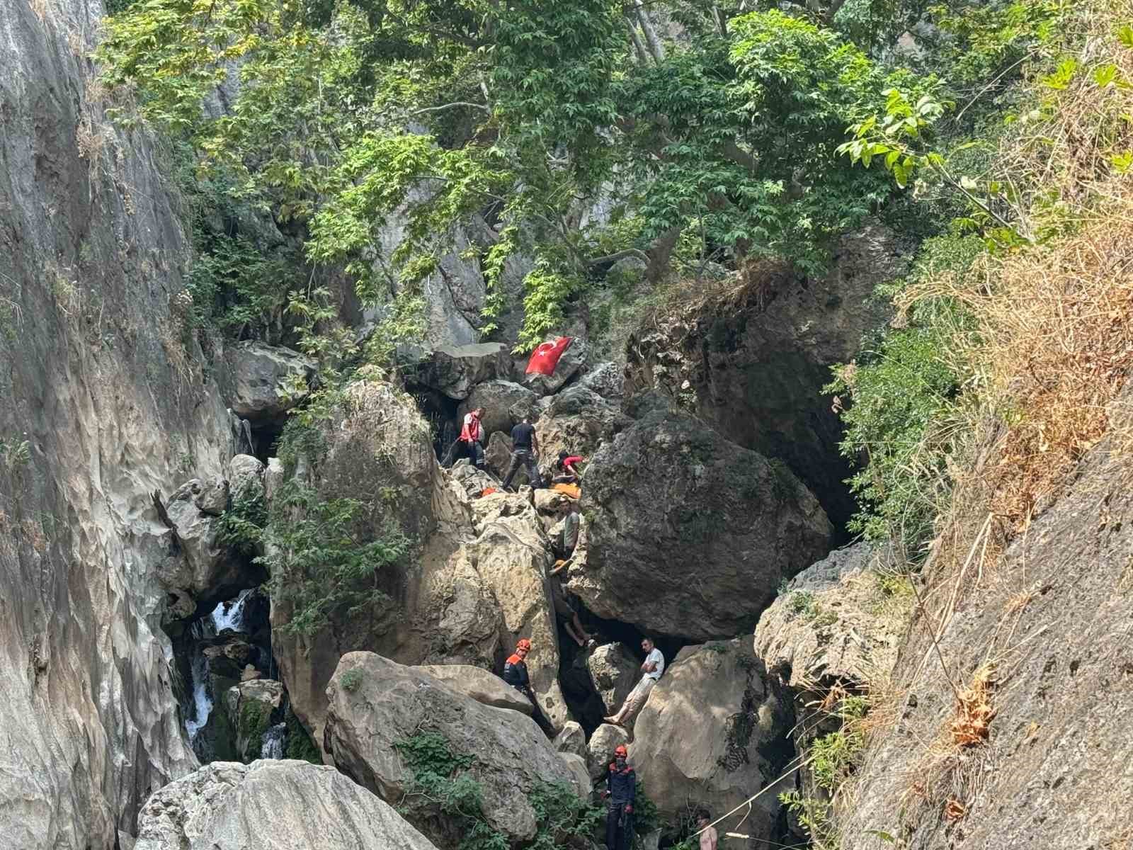 Kayalıklardan düşen yaralı çocuk kurtarıldı 4 kayaliklardan dusen yarali cocuk kurtarildi 0 X6KS9mAE