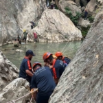 kayaliklardan-dusen-yarali-cocuk-kurtarildi-9gzv27l1.jpg
