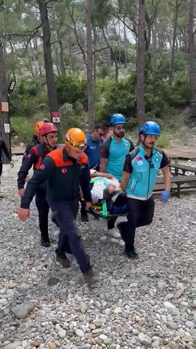 kayaliklardan duserek yaralanan sahis icin ekipler alarma gecti 2 aSinffLf