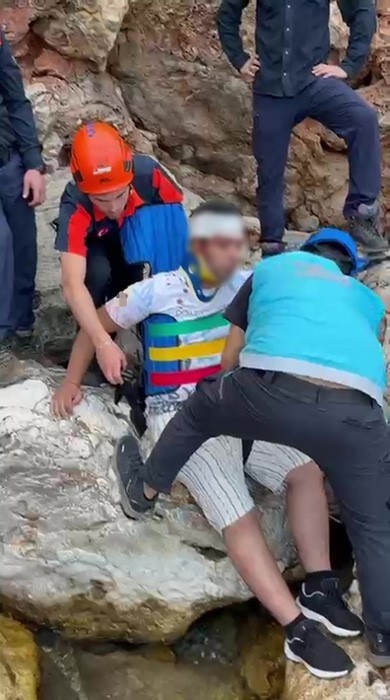 kayaliklardan duserek yaralanan sahis icin ekipler alarma gecti 3 qjs5miRJ