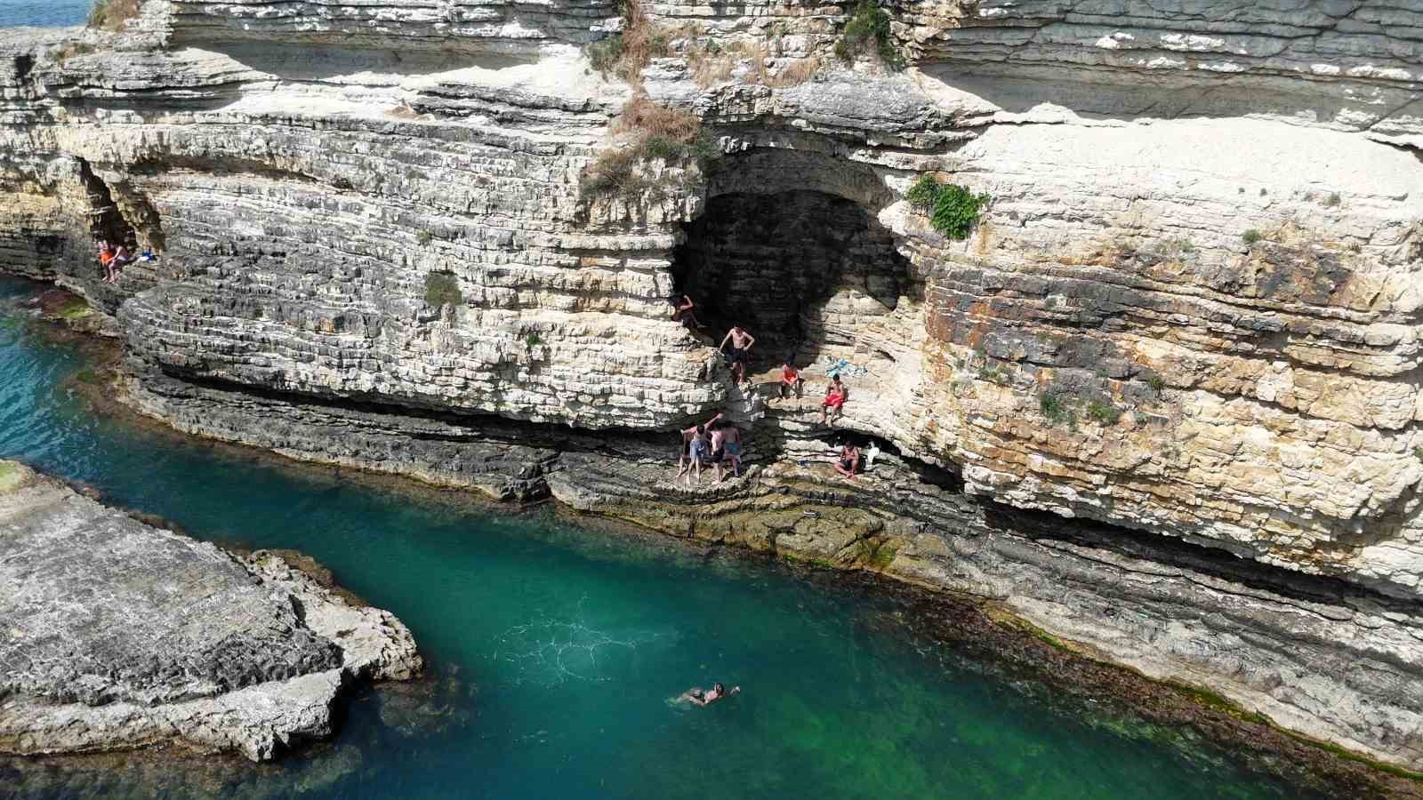 kayaliklardan karadenizin serin sularina atladilar 1 49Dpt6gE