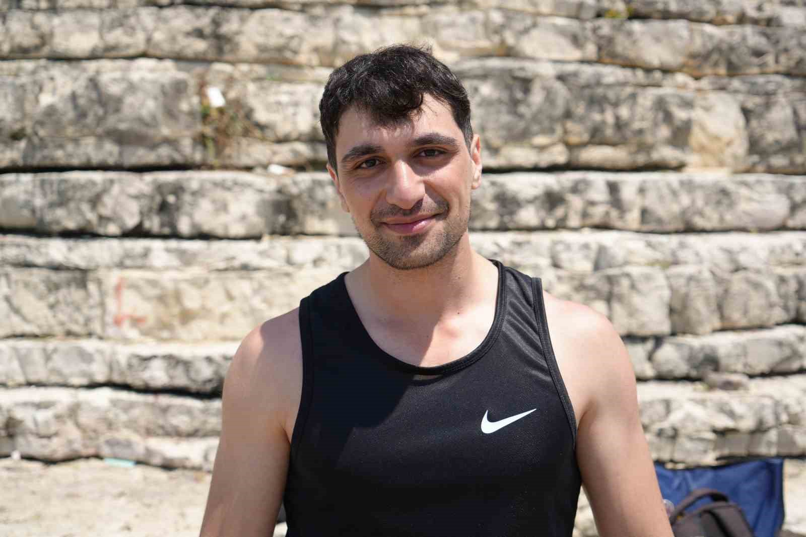 kayaliklardan karadenizin serin sularina atladilar 10