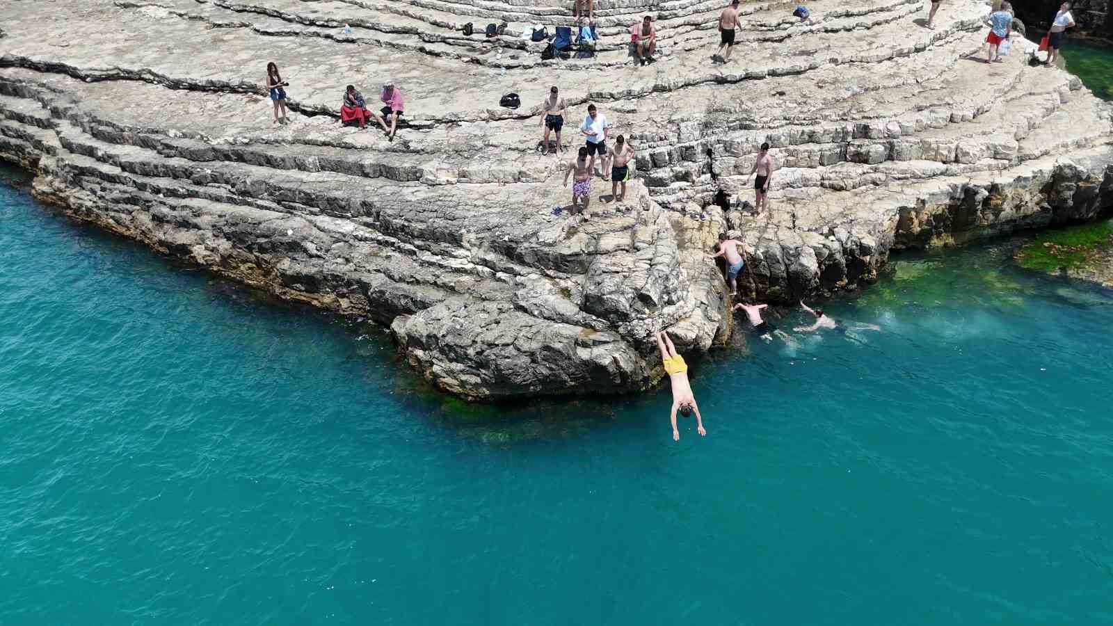 kayaliklardan karadenizin serin sularina atladilar 2