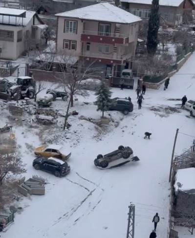 kayan arac park halindeki araci devirdi o anlar kamerada 0 EtcpWIgB