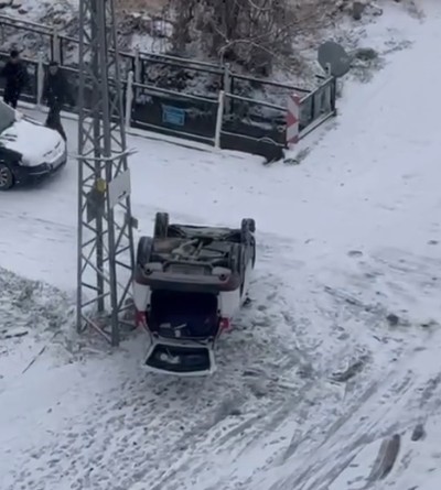 kayan arac park halindeki araci devirdi o anlar kamerada 1