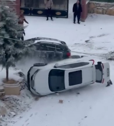 kayan arac park halindeki araci devirdi o anlar kamerada 2