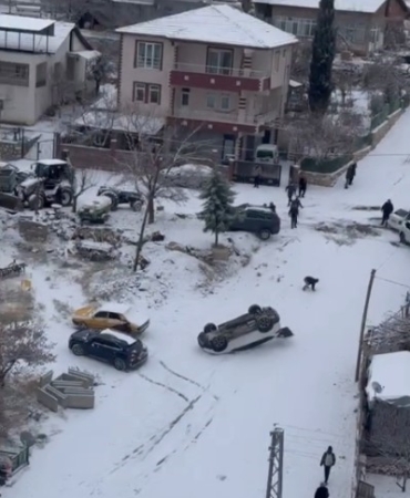 kayan-arac-park-halindeki-araci-devirdi-o-anlar-kamerada-JCuadmAB.jpg