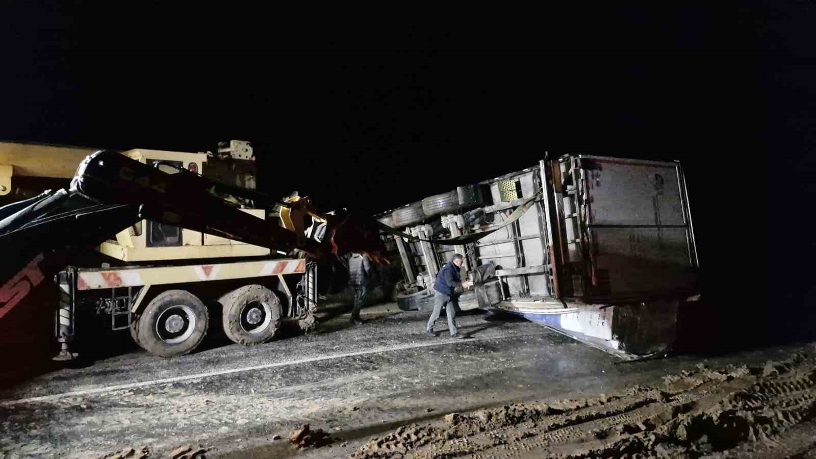 kayan tir devrildi ankara tokat karayolu saatlerce ulasima kapandi 0