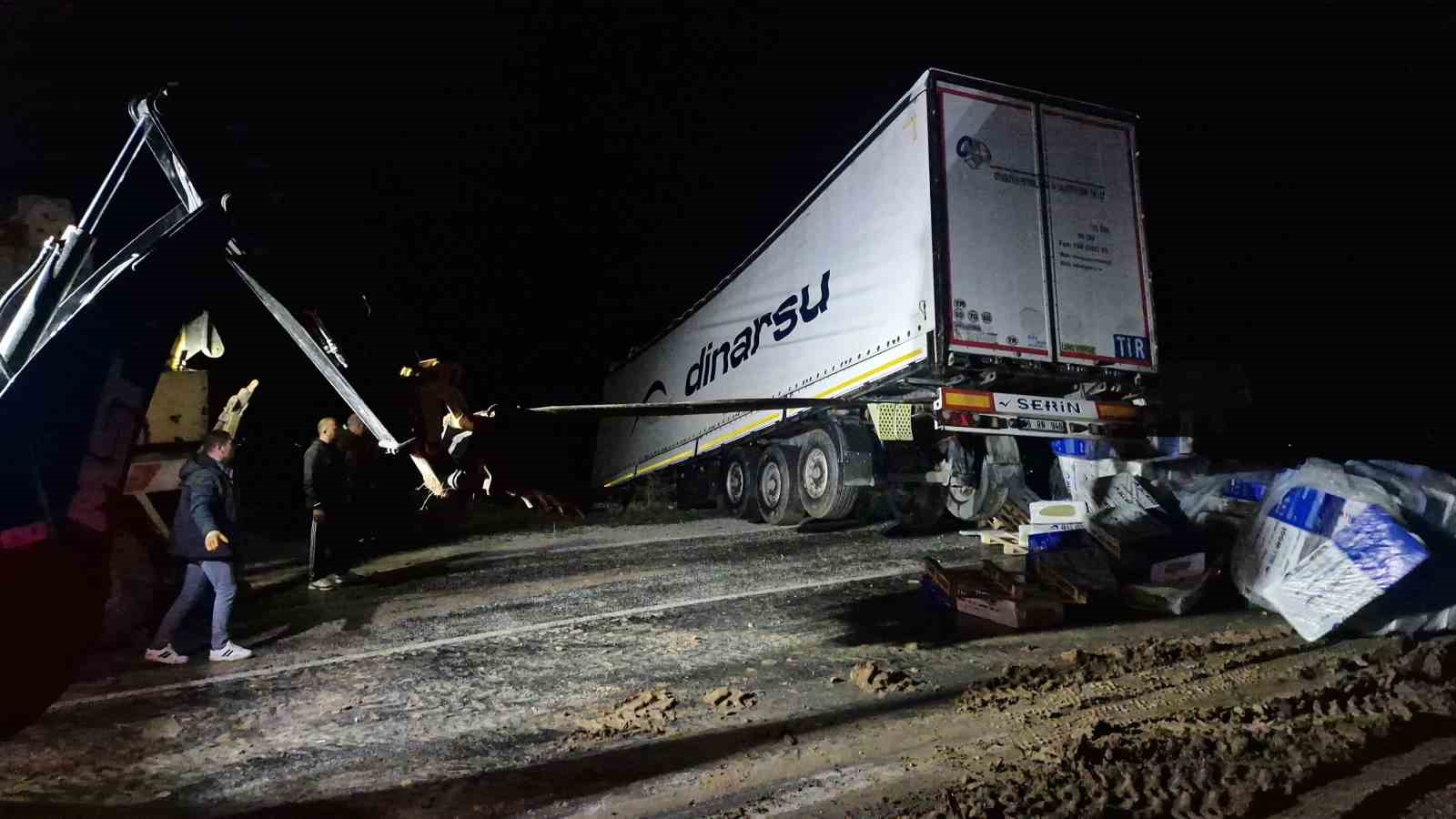kayan tir devrildi ankara tokat karayolu saatlerce ulasima kapandi 1 OPibb8Y9