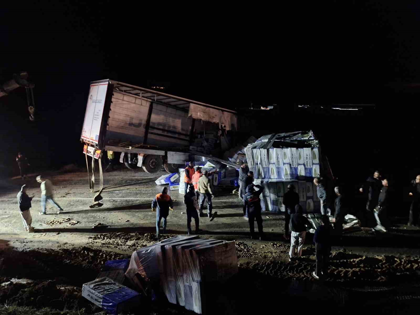 kayan tir devrildi ankara tokat karayolu saatlerce ulasima kapandi 2 gJdRW8gw